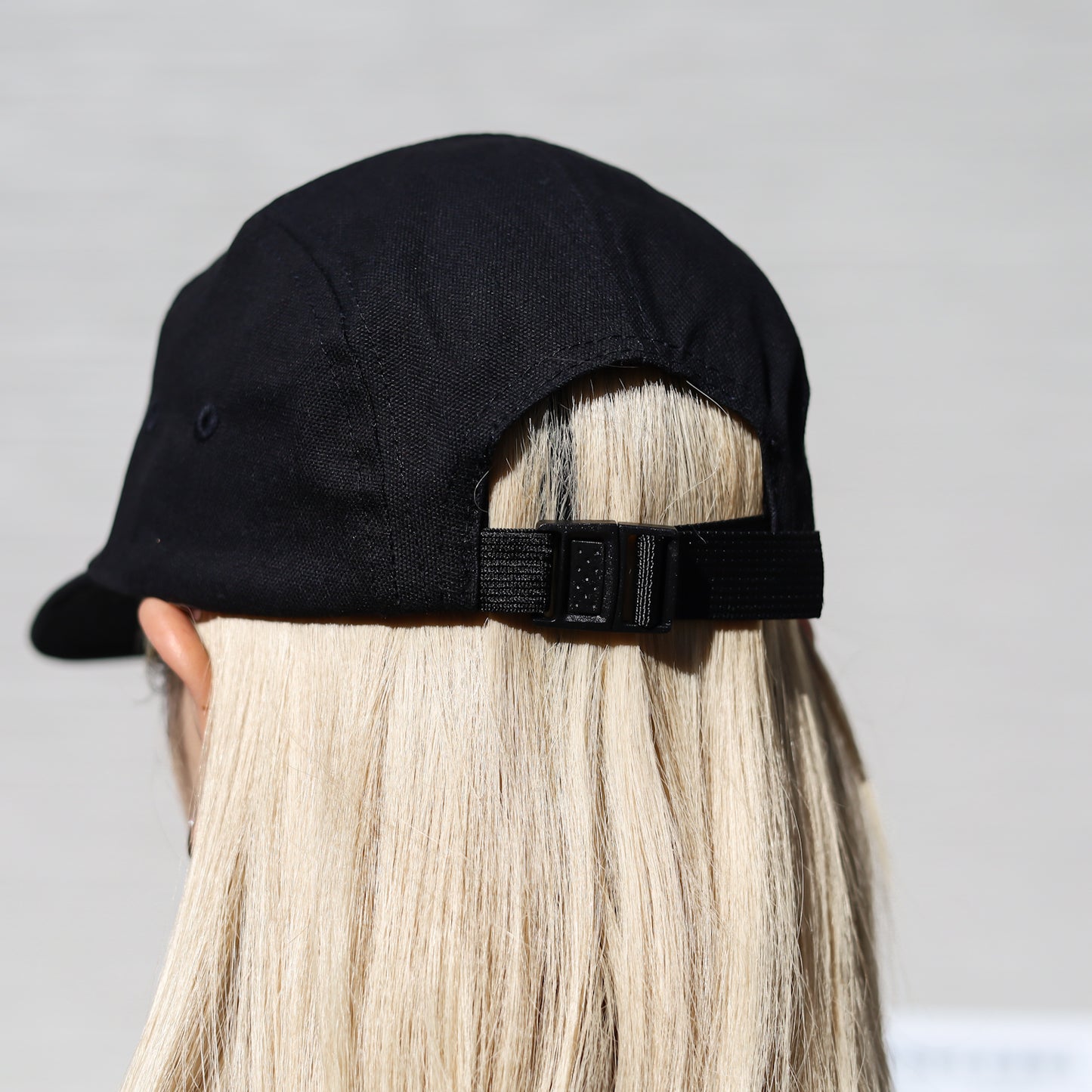 INDEPENDENT / SUMMIT SCROLL CAMP STRAPBACK CAP (BLACK)