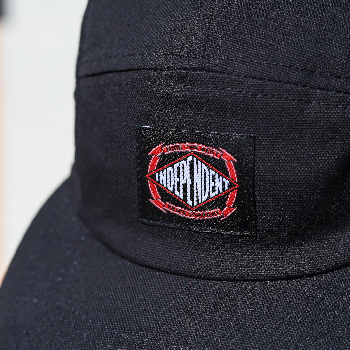INDEPENDENT / SUMMIT SCROLL CAMP STRAPBACK CAP (BLACK)