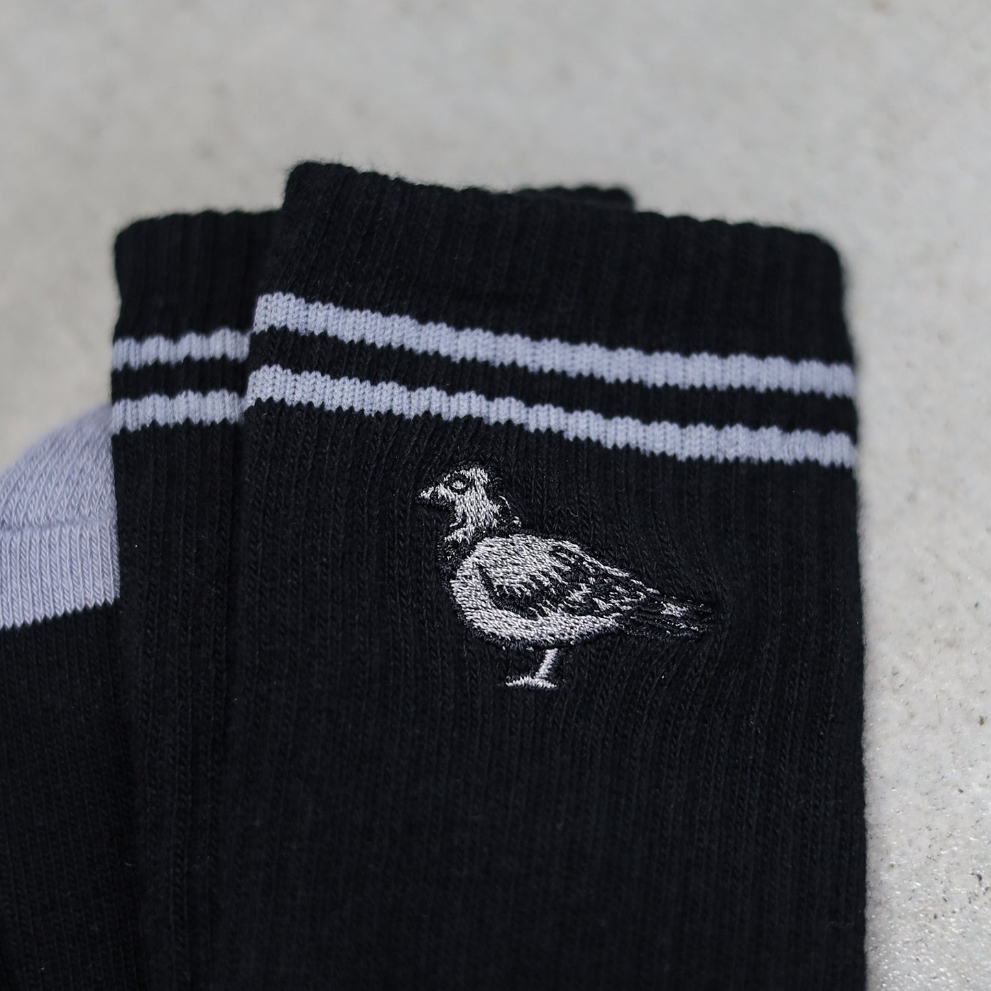 ANTIHERO / BASIC PIGEON EMB SOCKS (BLACK/GREY)