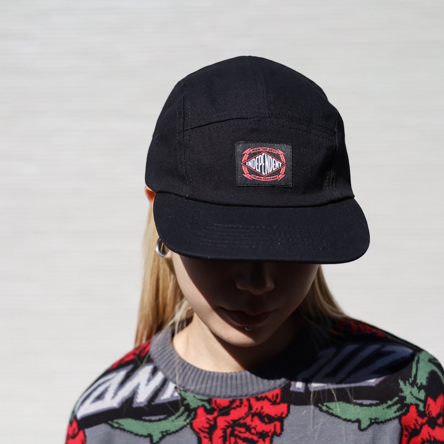 INDEPENDENT / SUMMIT SCROLL CAMP STRAPBACK CAP (BLACK)