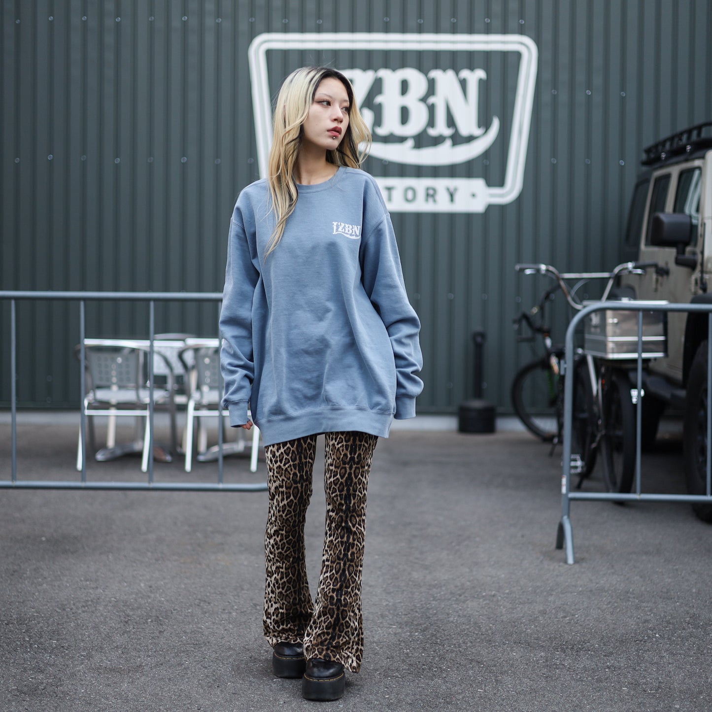 LZBN / STONE LZBN LOGO GARMENT DYED CREWNECK SWEAT (BLUE JEAN)