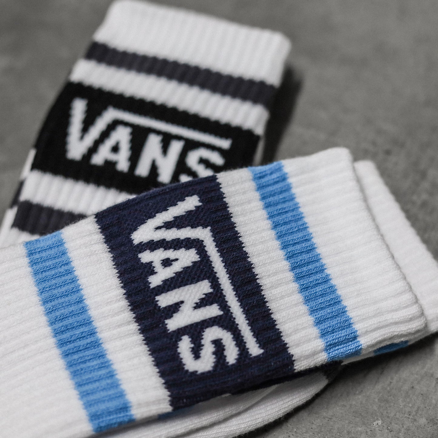 VANS / VANS DROP V CREW SOCKS (BLACK/ASPHALT)