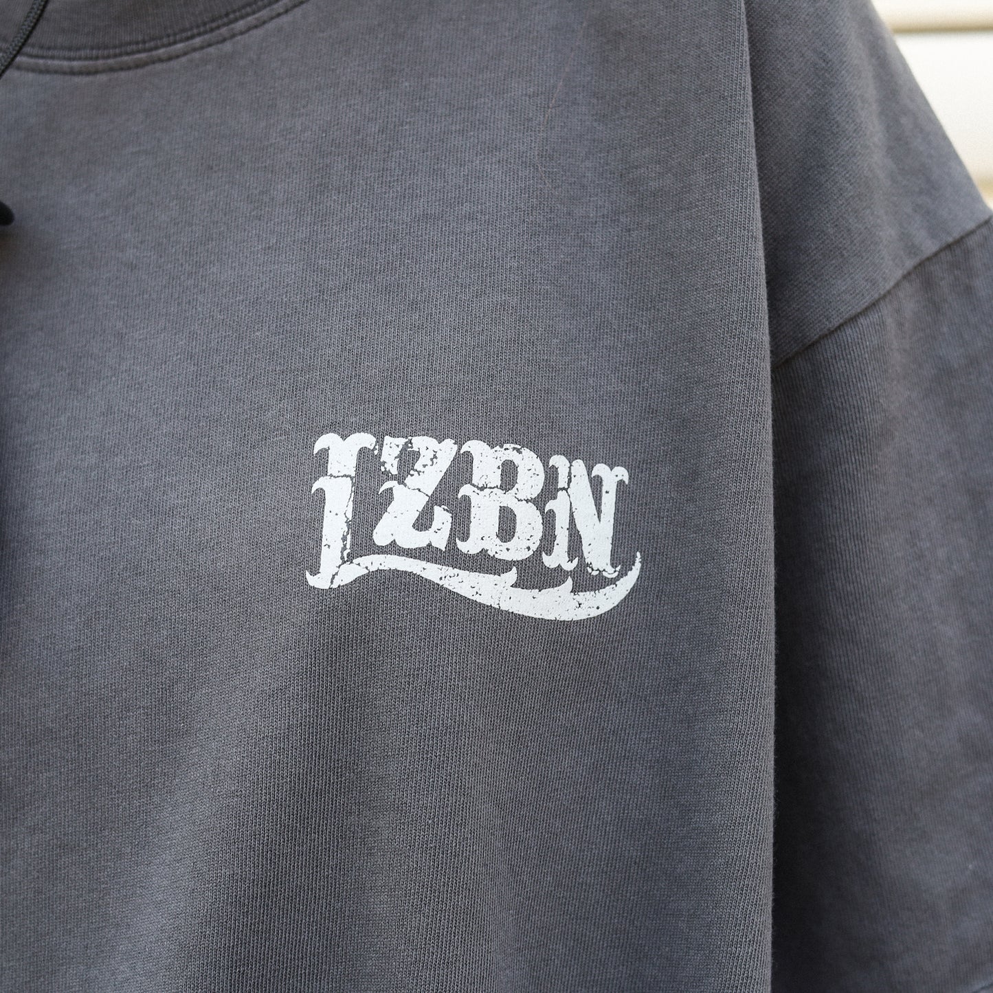 LZBN / STONE LZBN LOGO PIGMENT DYED TEE (BLACK)