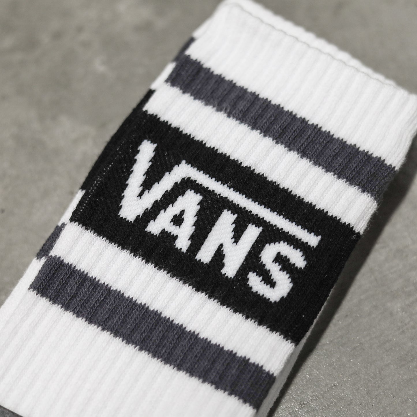 VANS / VANS DROP V CREW SOCKS (BLACK/ASPHALT)