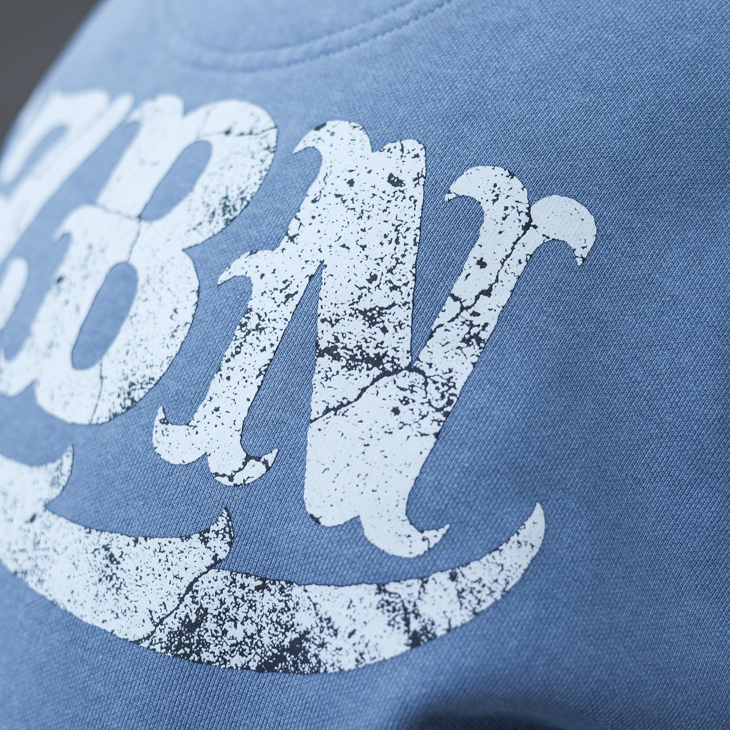LZBN / STONE LZBN LOGO GARMENT DYED CREWNECK SWEAT (BLUE JEAN)