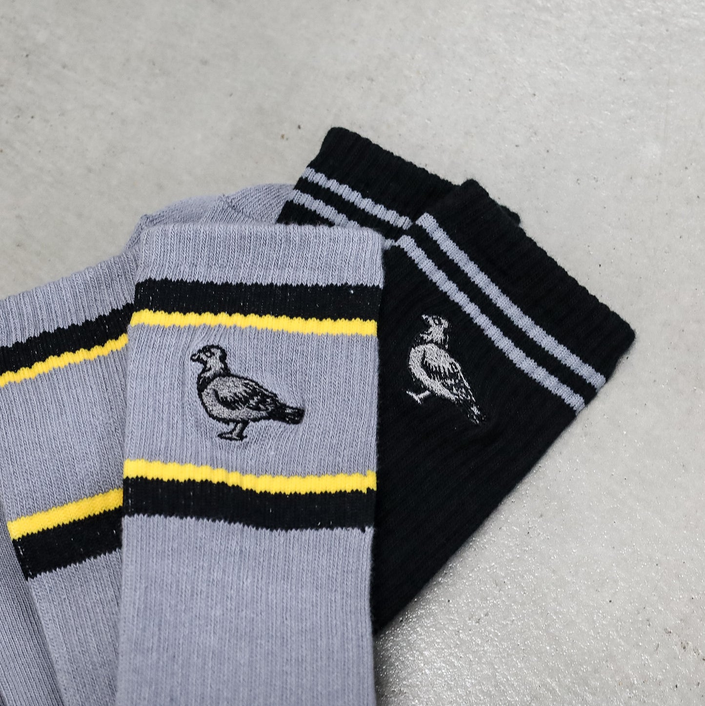 ANTIHERO / BASIC PIGEON EMB SOCKS (GREY/BLACK/YELLOW)