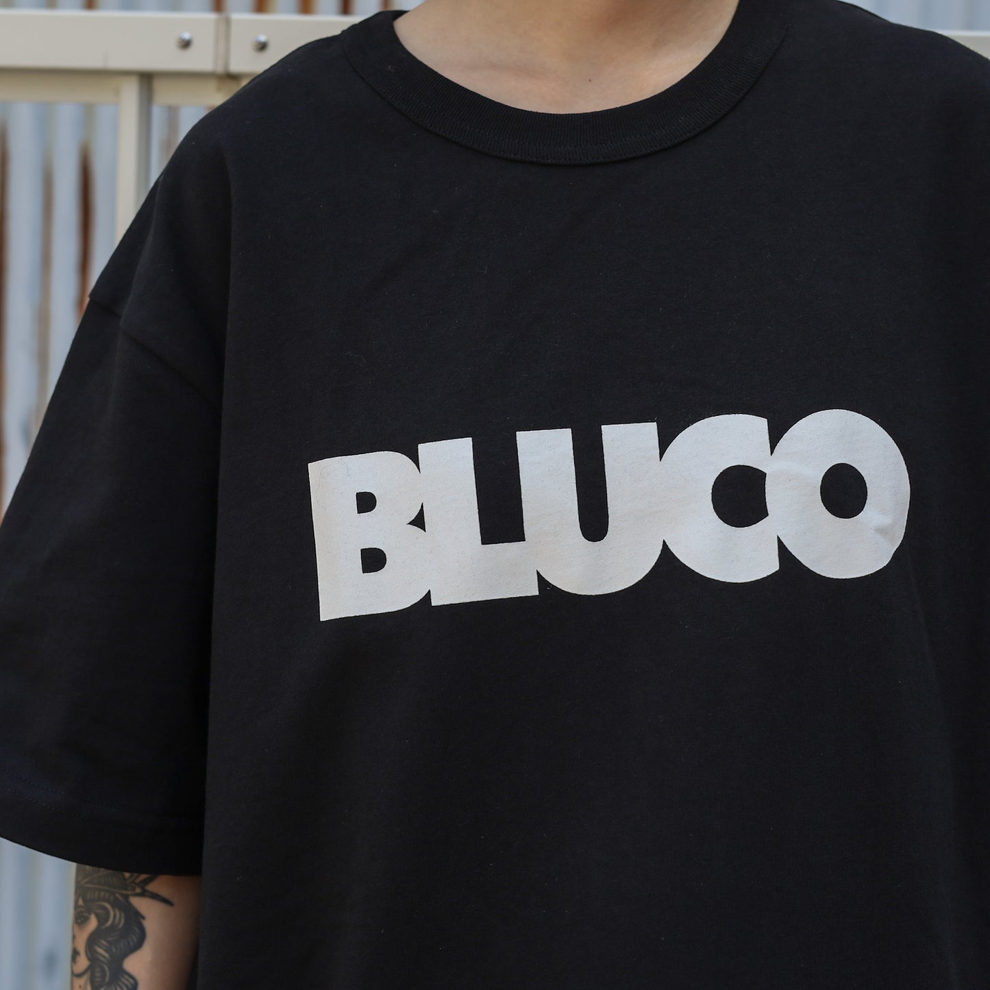 BLUCO / PRINT TEE -LOGO- (BLACK)