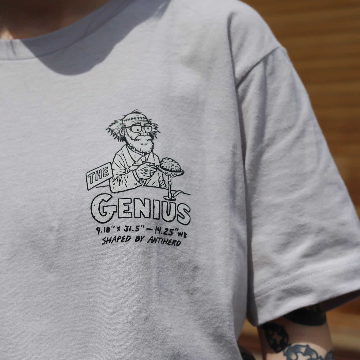 ANTIHERO / THE GENIUS S/S TEE (SILVER)