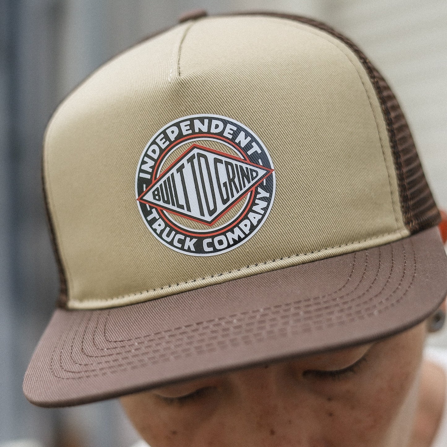 INDEPENDENT / BTG SUMMIT PRINTED MESH TRUCKER HAT (WHITE/TAN/BROWN)