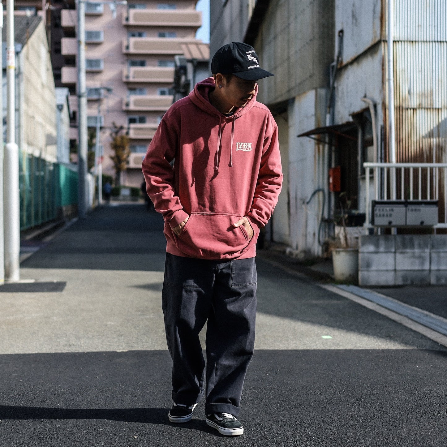 LZBN / STONE LZBN LOGO GARMENT DYED PULLOVER HOODIE (CRIMSON)