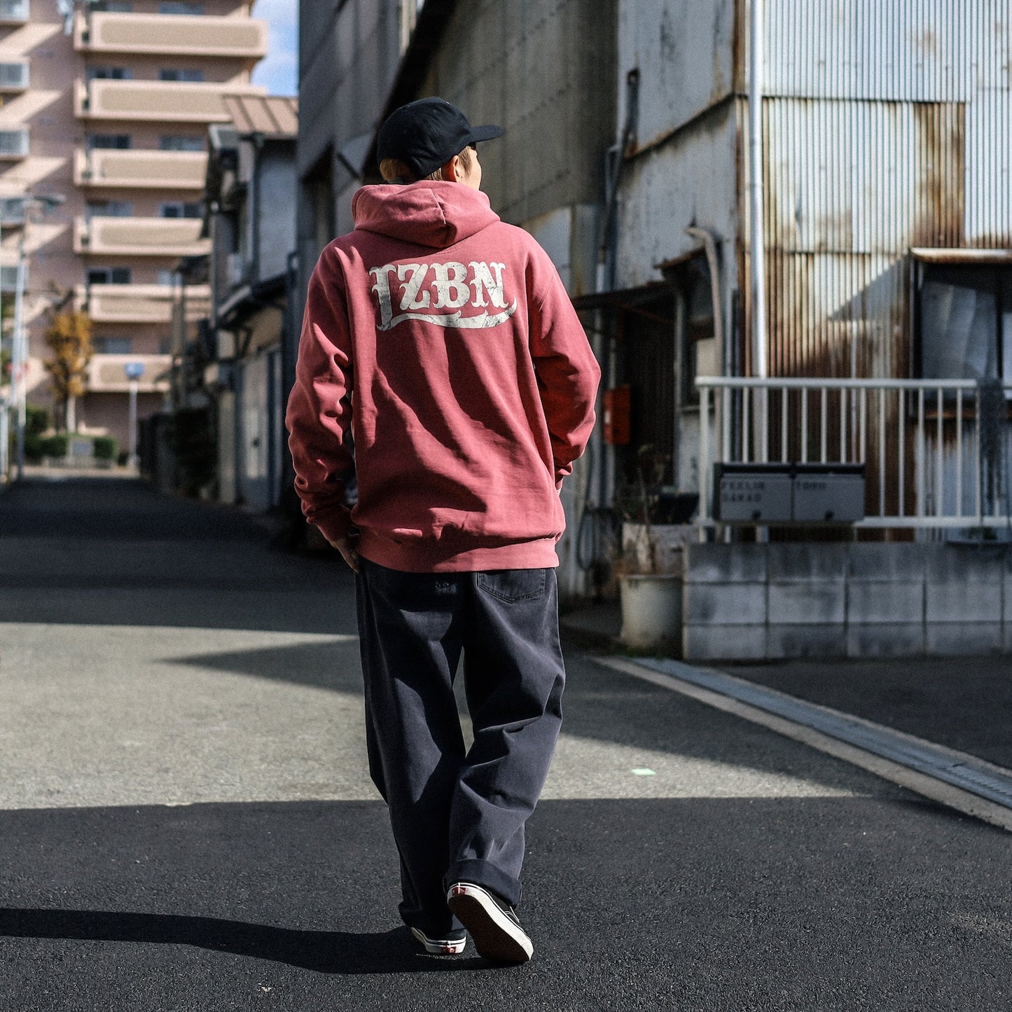 LZBN / STONE LZBN LOGO GARMENT DYED PULLOVER HOODIE (CRIMSON)