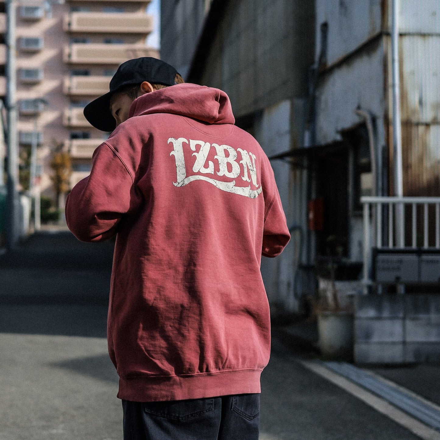 LZBN / STONE LZBN LOGO GARMENT DYED PULLOVER HOODIE (CRIMSON)