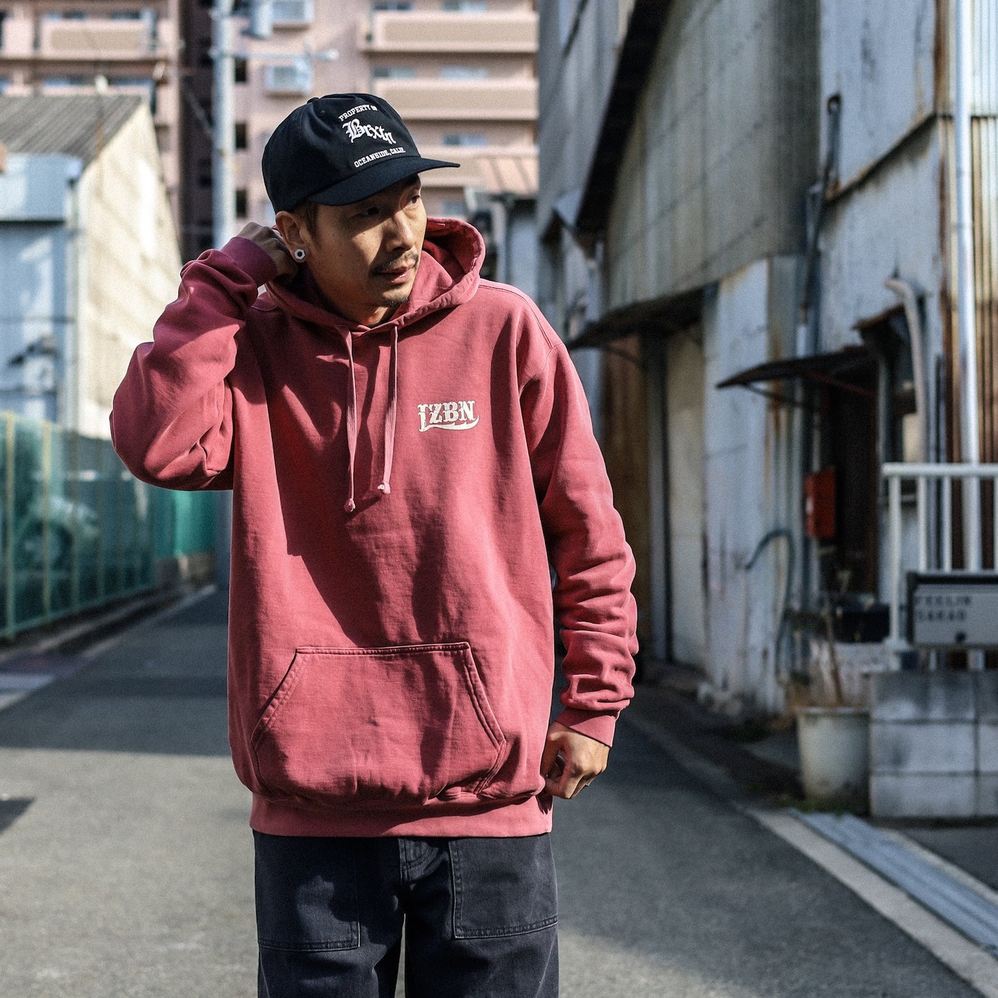 LZBN / STONE LZBN LOGO GARMENT DYED PULLOVER HOODIE (CRIMSON)