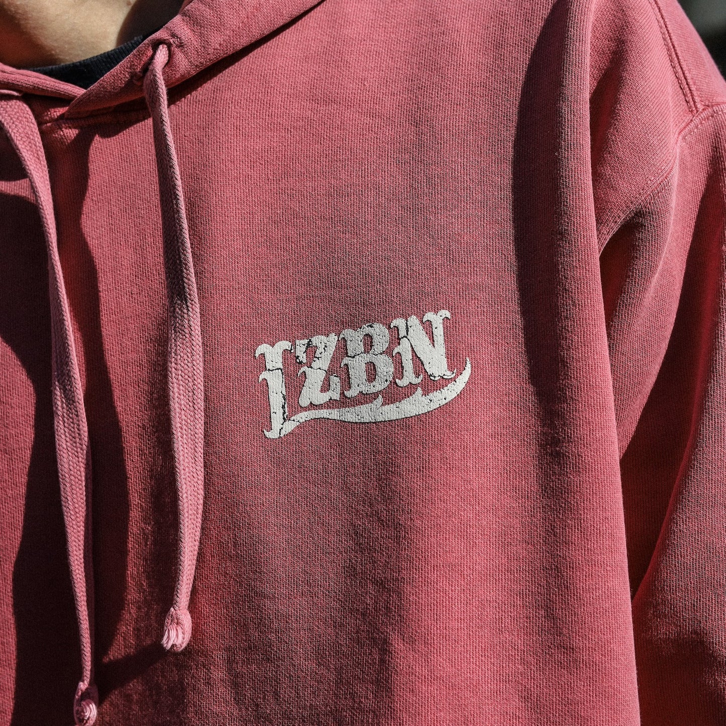 LZBN / STONE LZBN LOGO GARMENT DYED PULLOVER HOODIE (CRIMSON)