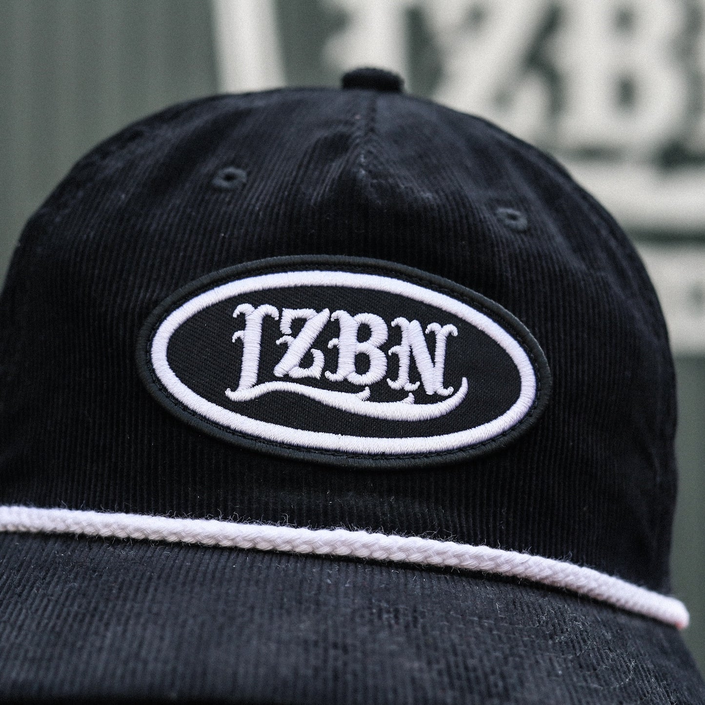 LZBN / OVAL PATCH CORDUROY SNAPBACK CAP (BLACK)