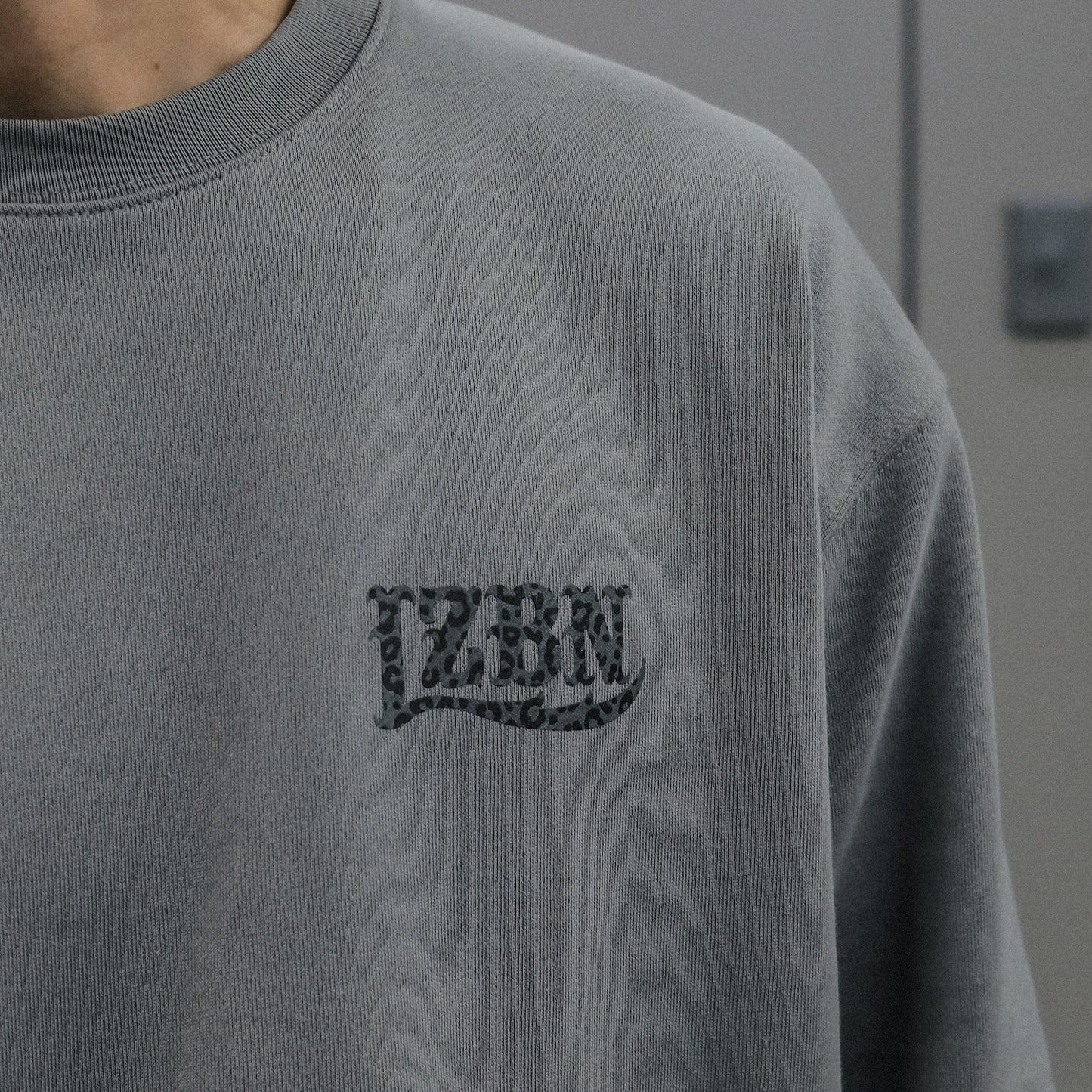 LZBN / MONO LEOPARD LZBN LOGO LIGHTWEIGHT CREWNECK SWEAT (GREY)