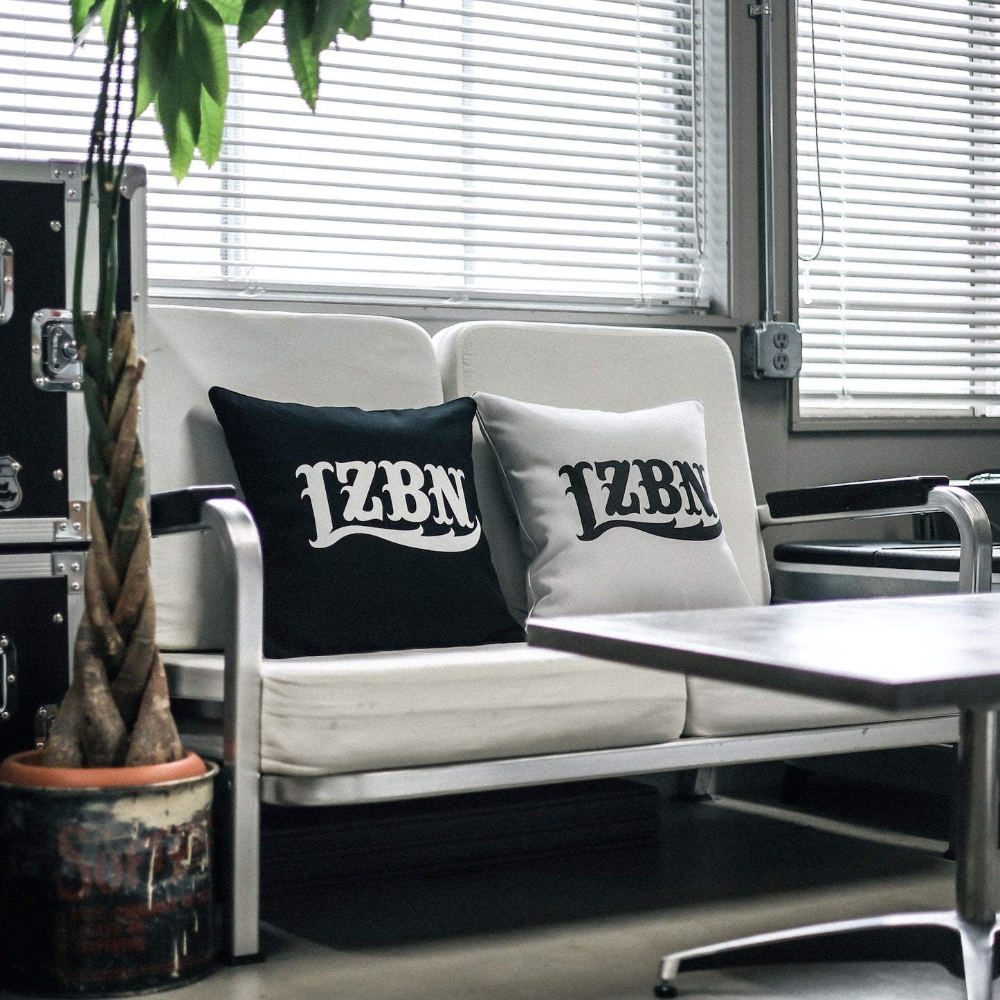 LZBN / LZBN LOGO CANVAS CUSHION (BLACK)