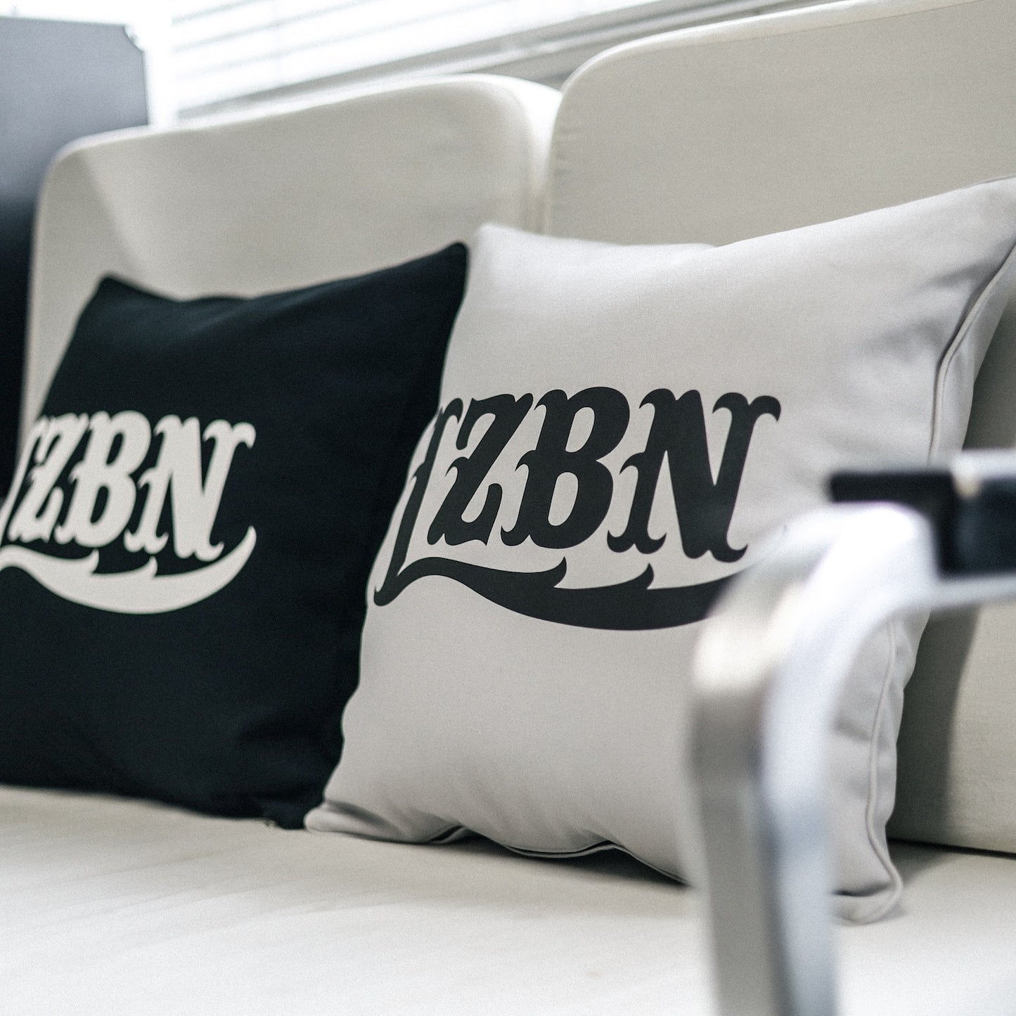 LZBN / LZBN LOGO CANVAS CUSHION (BLACK)