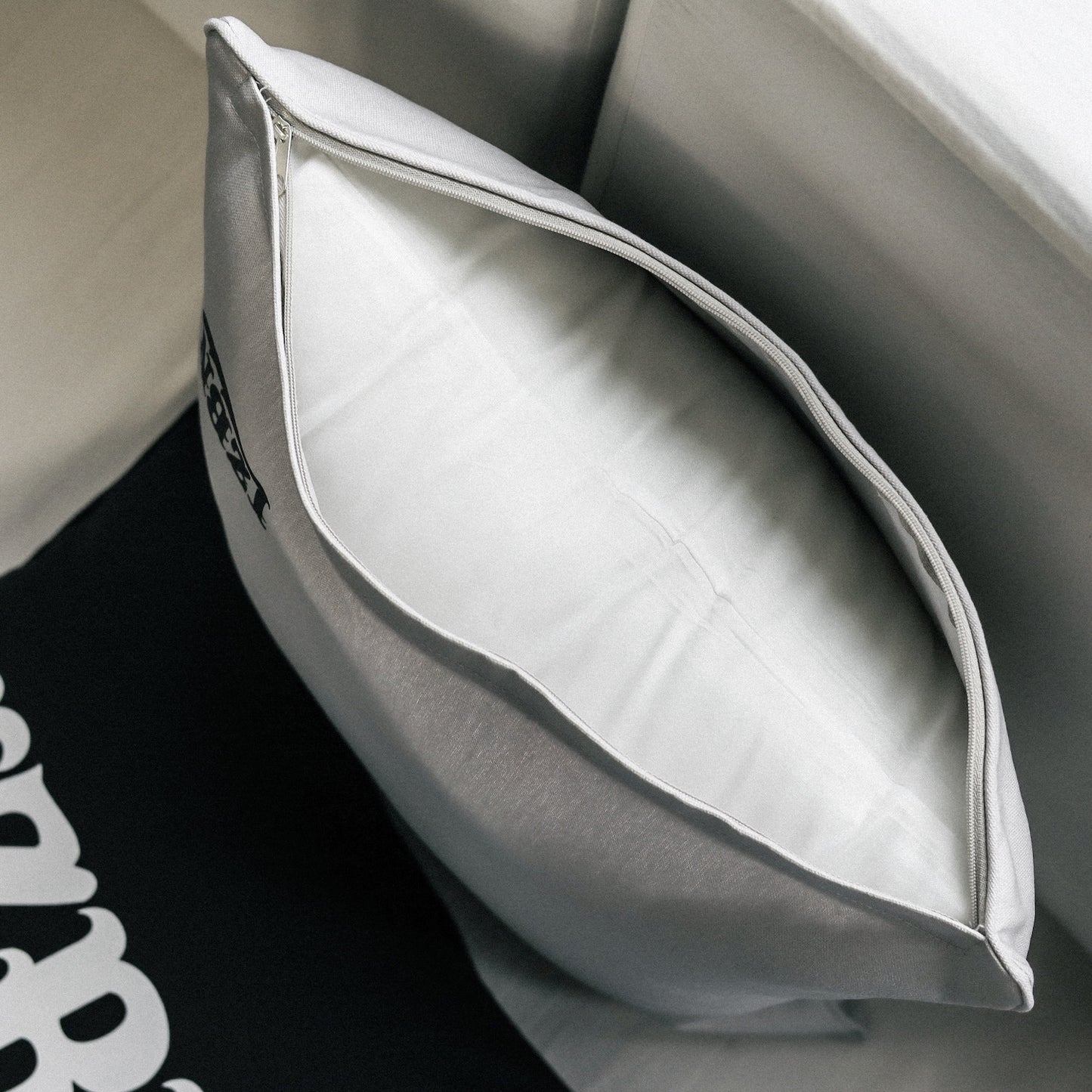 LZBN / LZBN LOGO CANVAS CUSHION (BLACK)