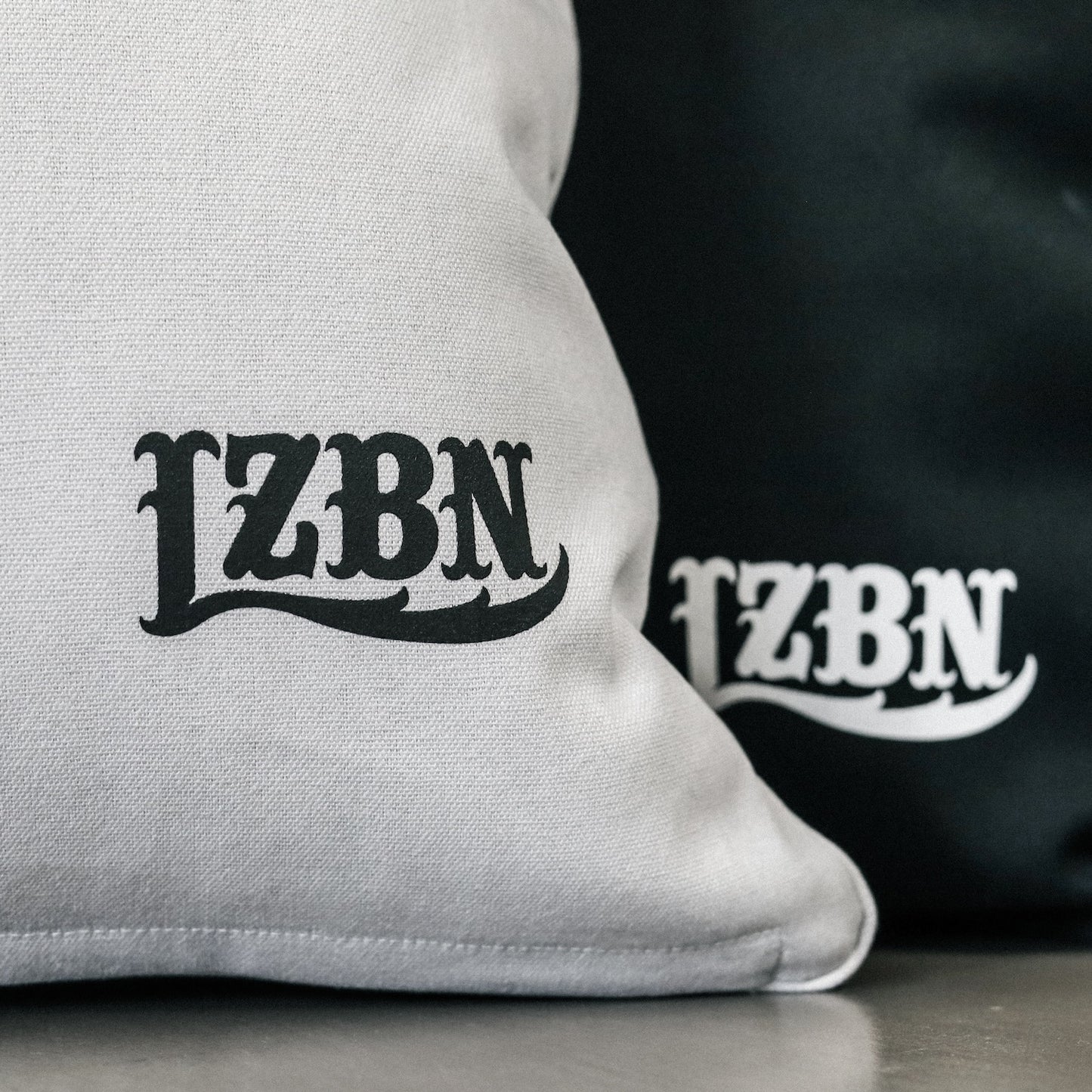 LZBN / LZBN LOGO CANVAS CUSHION (BLACK)