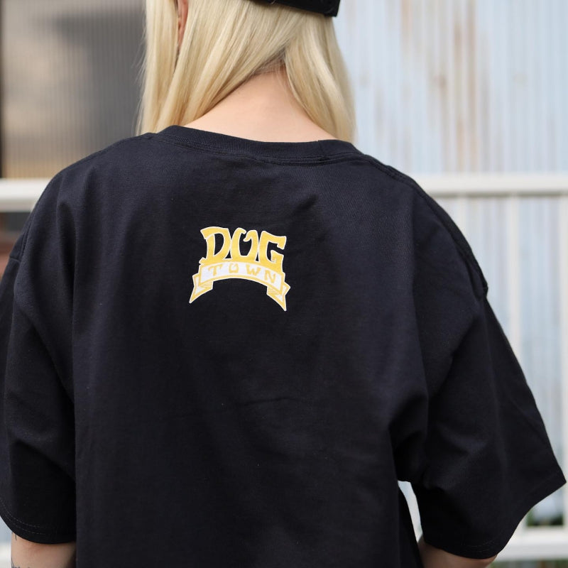 DOGTOWN / KARMA TSOCHEFF PUPPET TEE (BLACK)