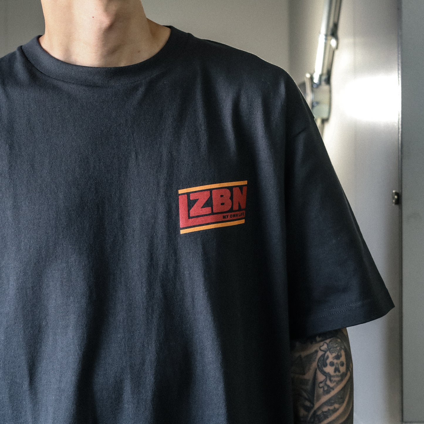 LZBN / SLANT LOGO TEE (SMOKE BLACK)