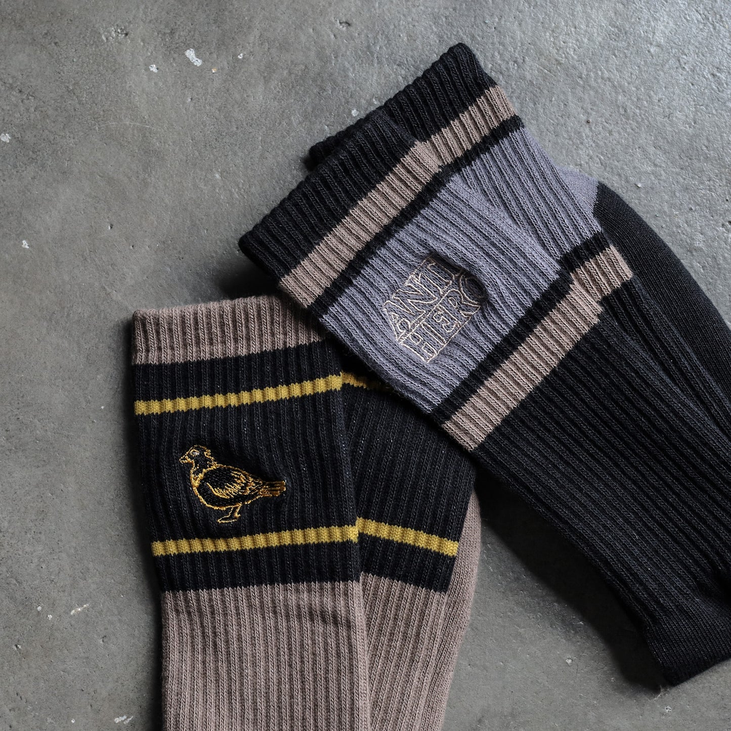 ANTIHERO / BLACKHERO OUTLINE EMB SOCKS (BLACK/BRONZE/CHARCOAL)