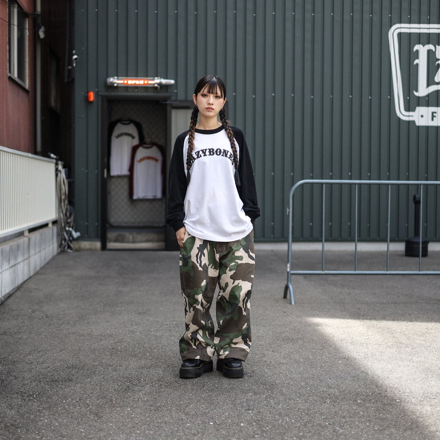 LZBN / ARCH LOGO RAGLAN L/S TEE (WHITE/BLACK)
