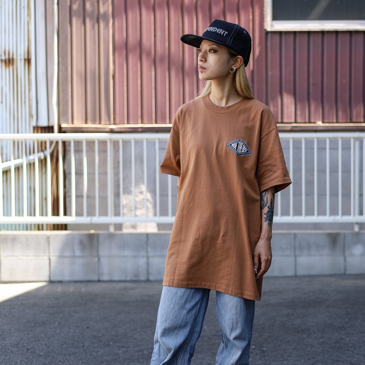 INDEPENDENT / SUMMIT SCROLL S/S TEE (BROWN SUGAR)