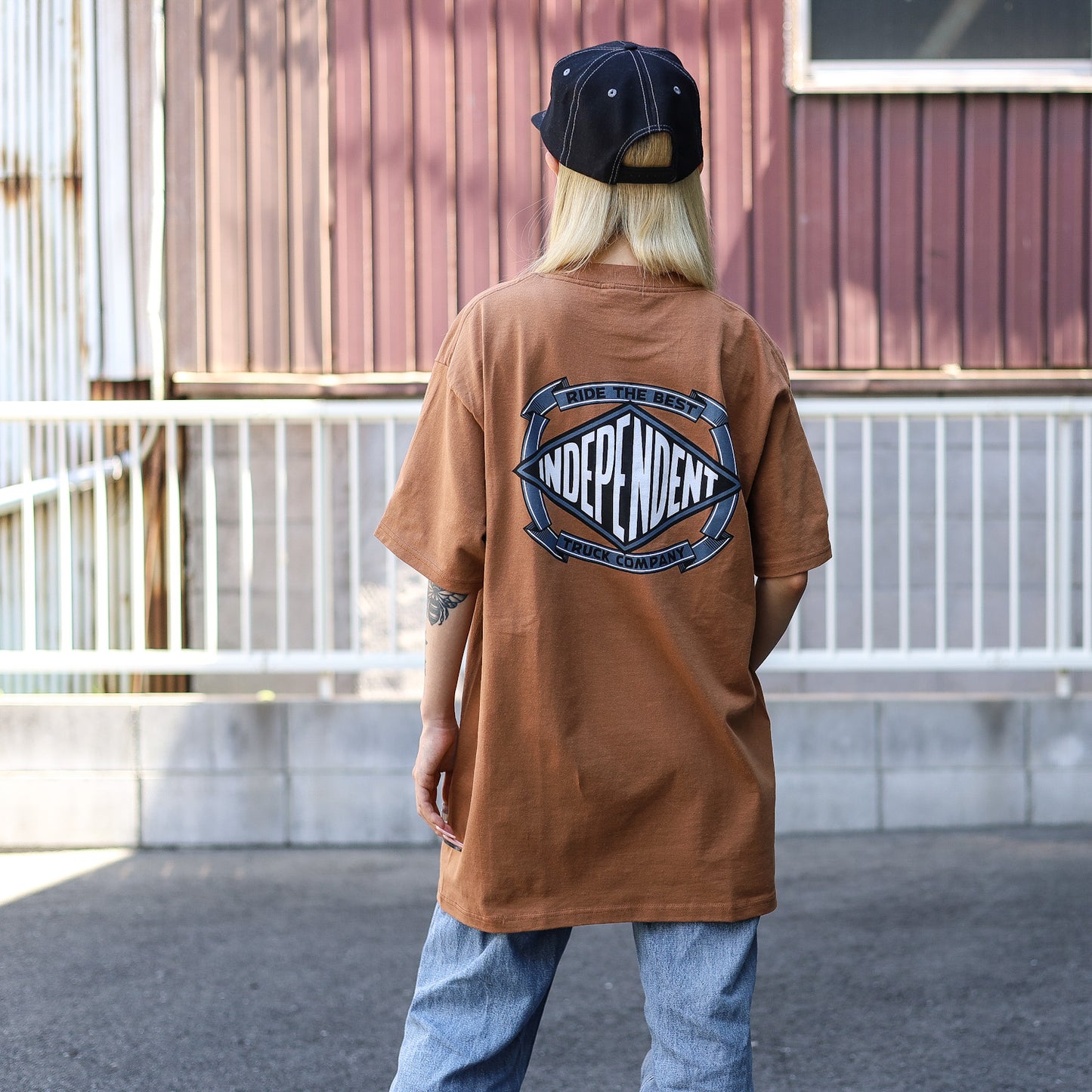 INDEPENDENT / SUMMIT SCROLL S/S TEE (BROWN SUGAR)