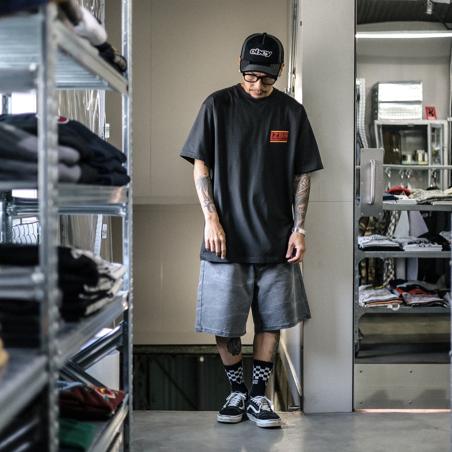 LZBN / SLANT LOGO TEE (SMOKE BLACK)