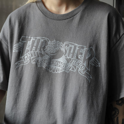 THRASHER X ANTIHERO / MAG BANNER TEE (CHARCOAL)