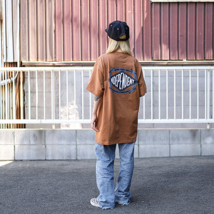 INDEPENDENT / SUMMIT SCROLL S/S TEE (BROWN SUGAR)