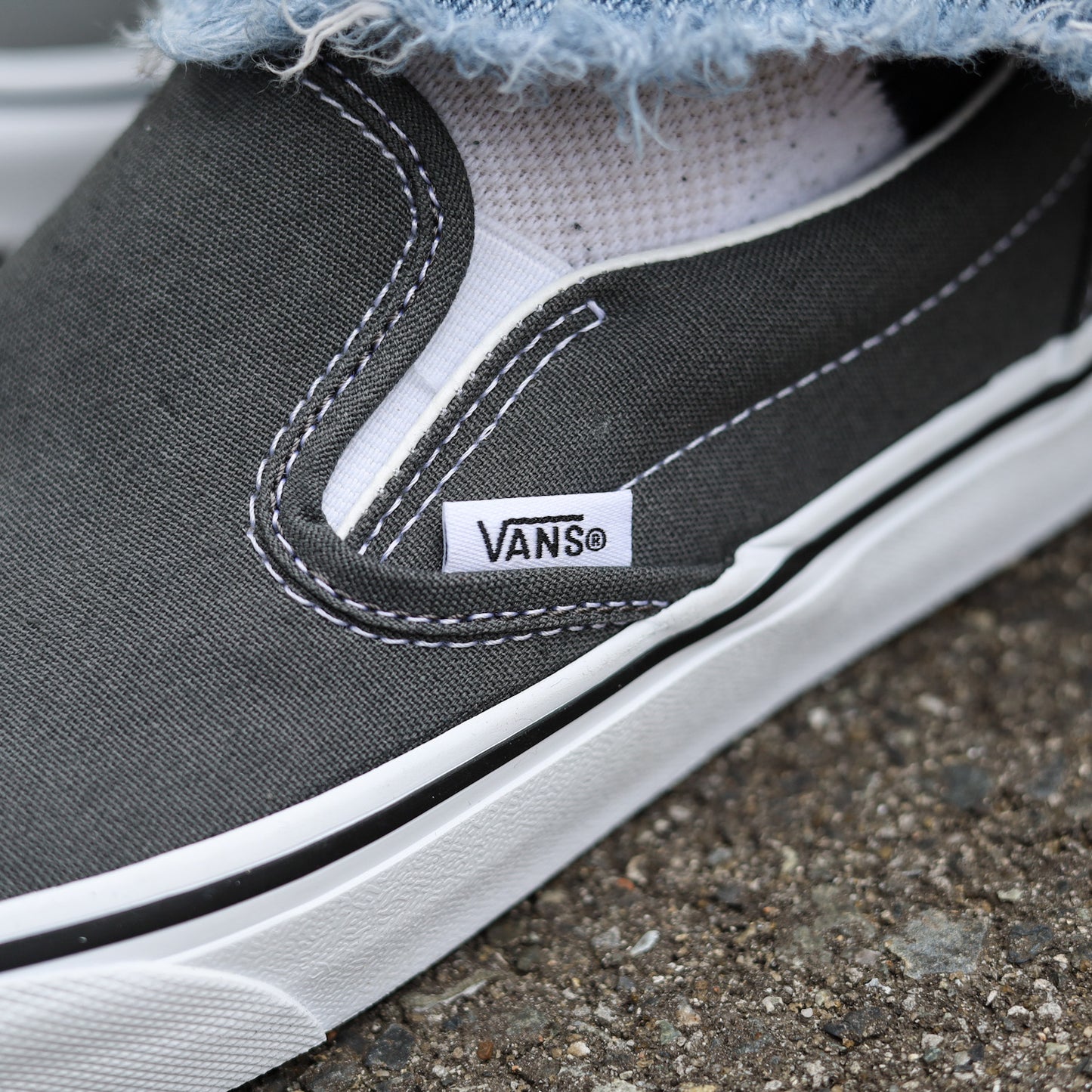 VANS / CLASSIC SLIP-ON (CHARCOAL)