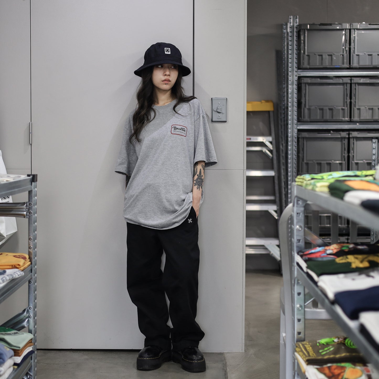 BRIXTON / GRADE S/S STANDARD TEE (HEATHER GREY/WASHED BLACK/DARK RED)