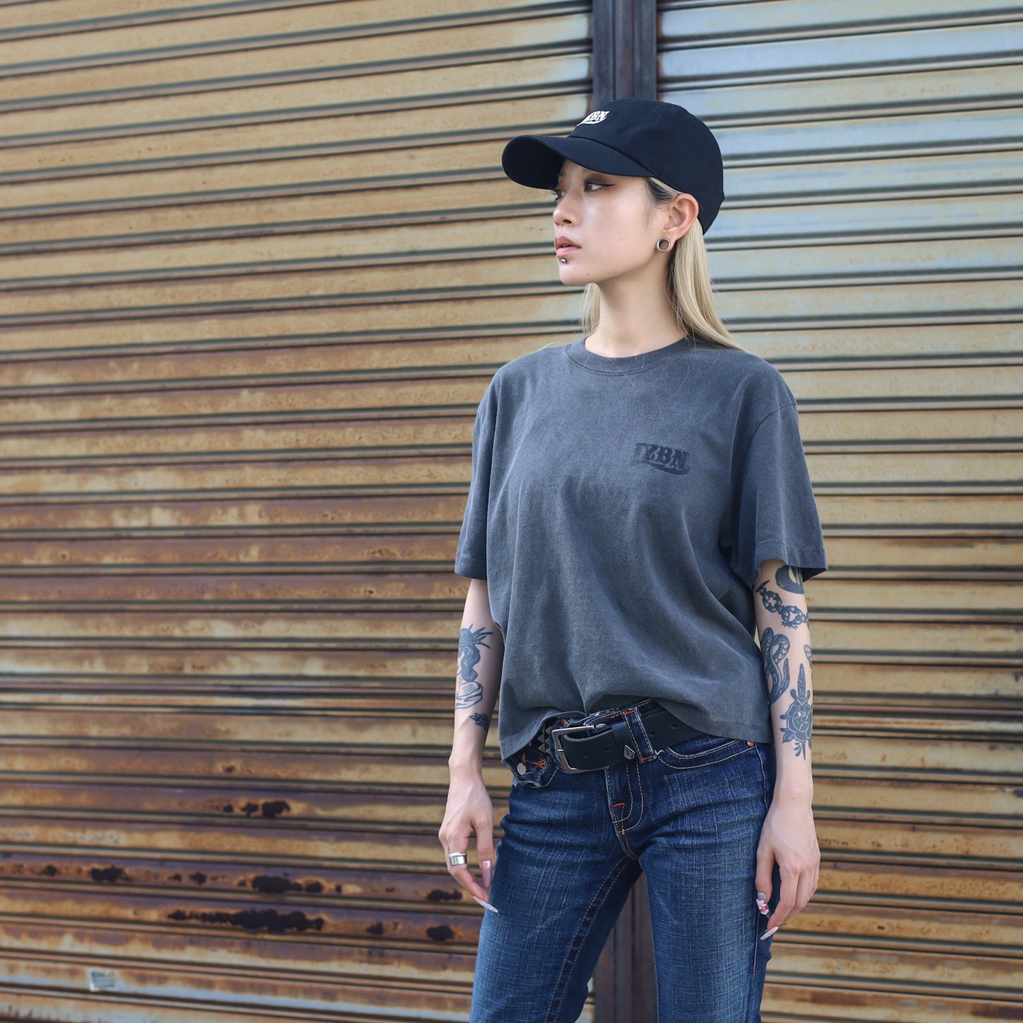 LZBN / WOMENS CRACK LZBN LOGO GARMENT DYED BOXY TEE (PEPPER)