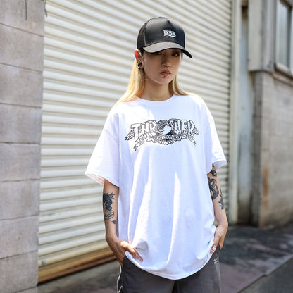 THRASHER X ANTIHERO / MAG BANNER TEE (WHITE)