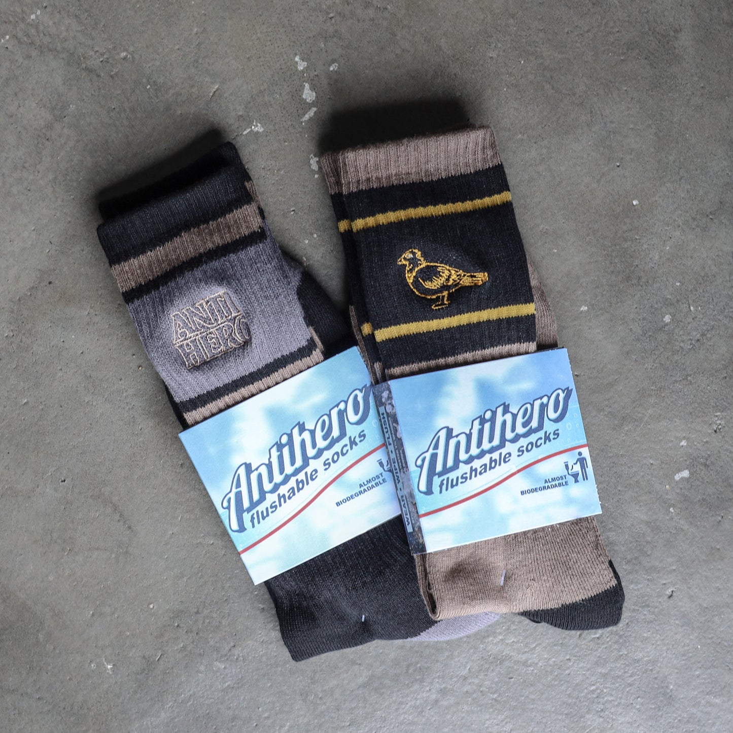 ANTIHERO / BLACKHERO OUTLINE EMB SOCKS (BLACK/BRONZE/CHARCOAL)