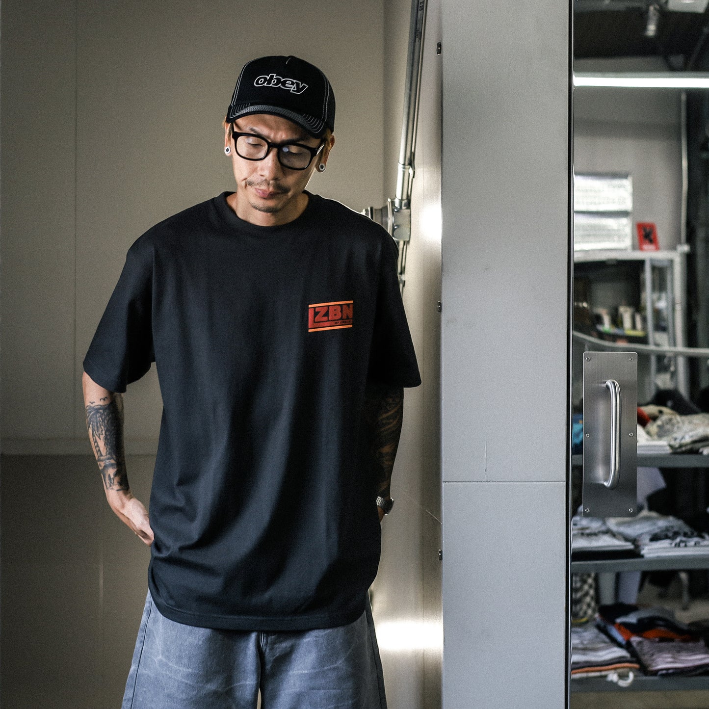 LZBN / SLANT LOGO TEE (SMOKE BLACK)
