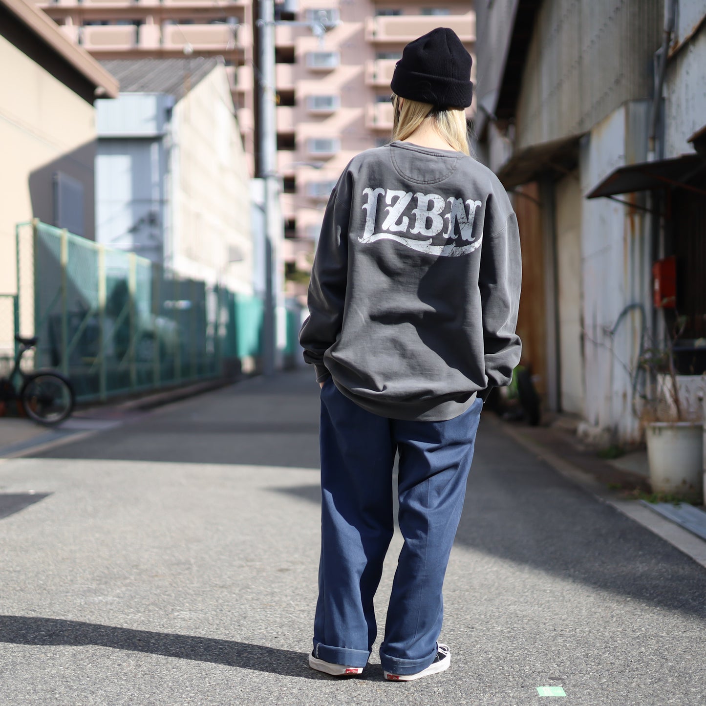 LZBN / STONE LZBN LOGO GARMENT DYED CREWNECK SWEAT (PEPPER)