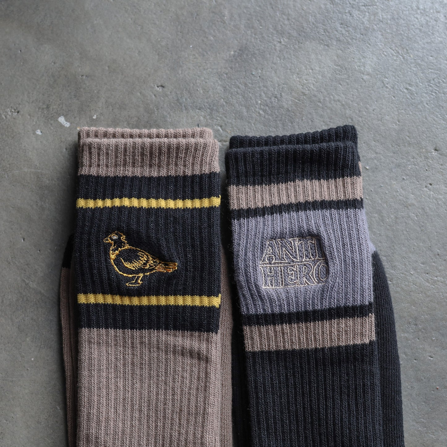 ANTIHERO / BLACKHERO OUTLINE EMB SOCKS (BLACK/BRONZE/CHARCOAL)