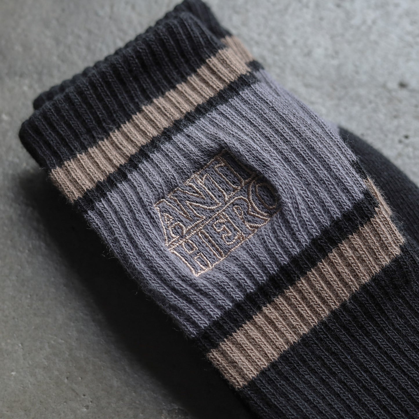 ANTIHERO / BLACKHERO OUTLINE EMB SOCKS (BLACK/BRONZE/CHARCOAL)