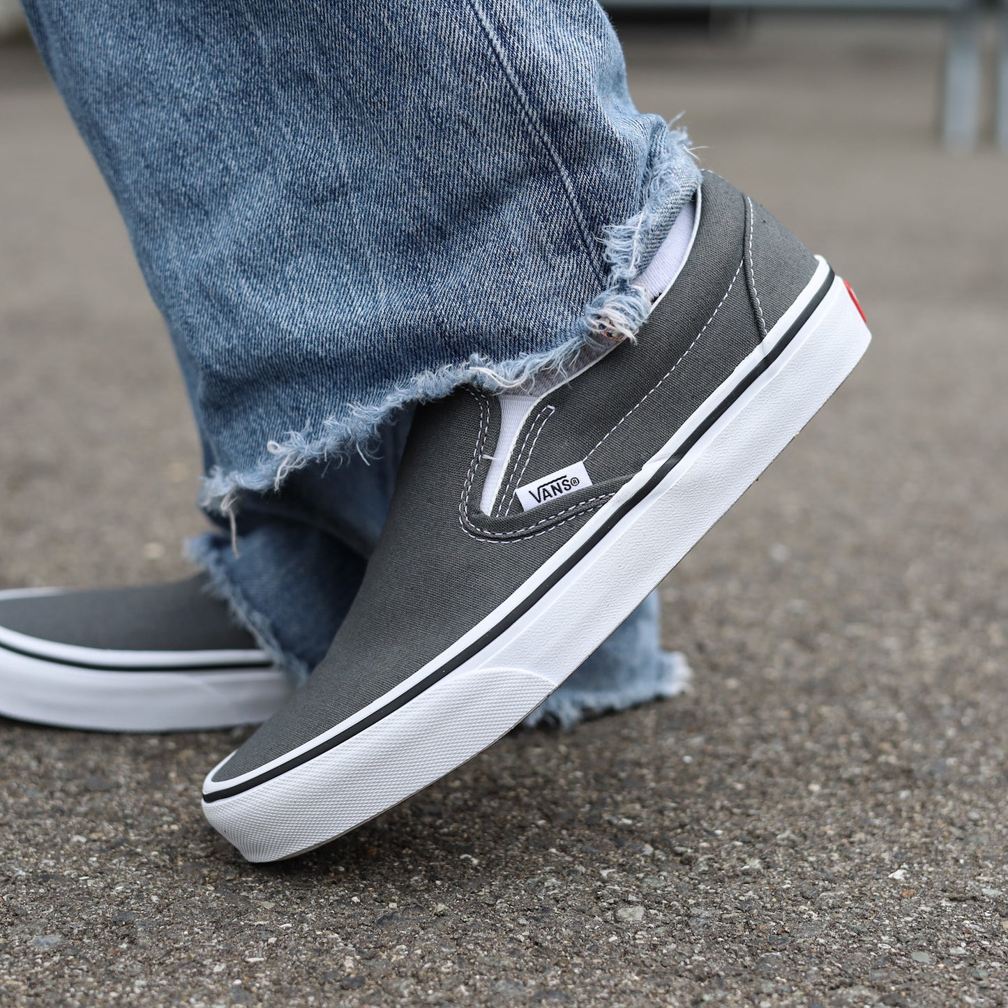 VANS / CLASSIC SLIP-ON (CHARCOAL)