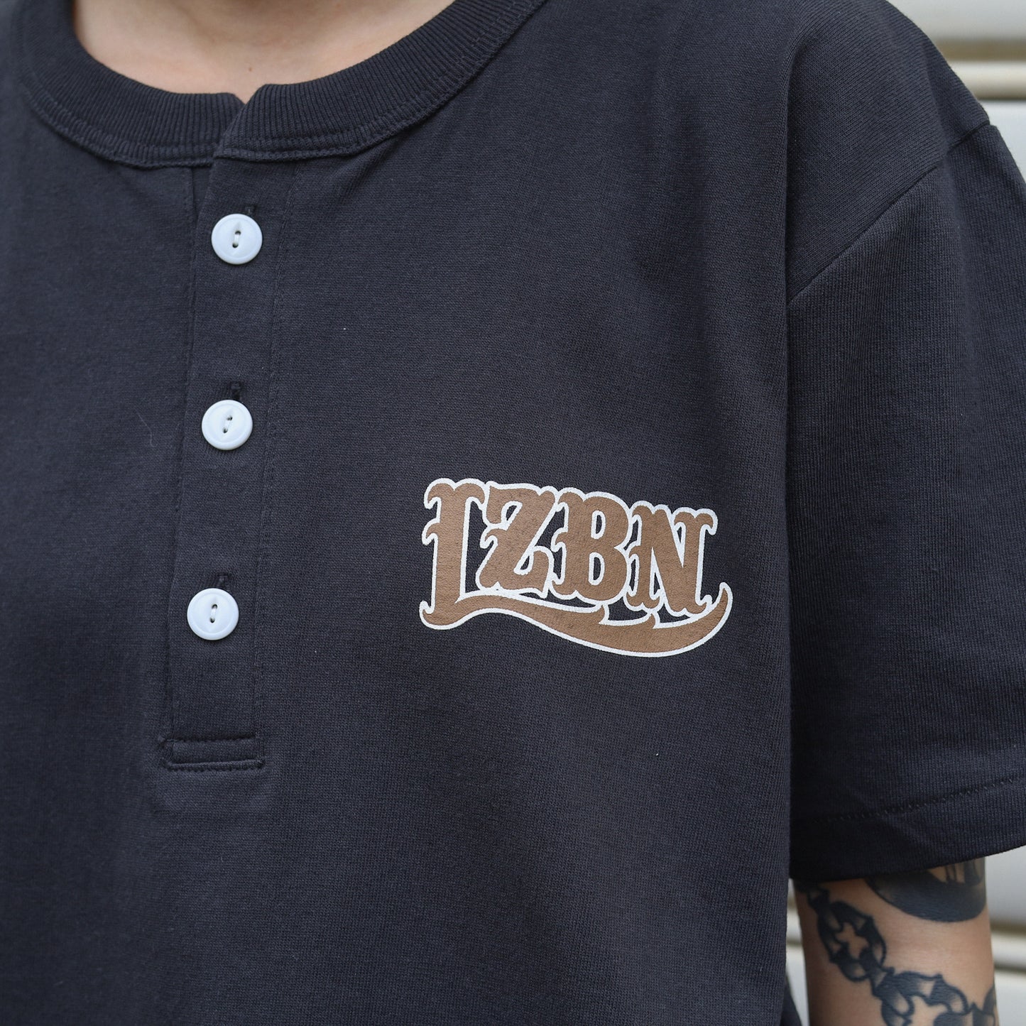 LZBN / No.13 HENLEY NECK TEE (CHARCOAL)