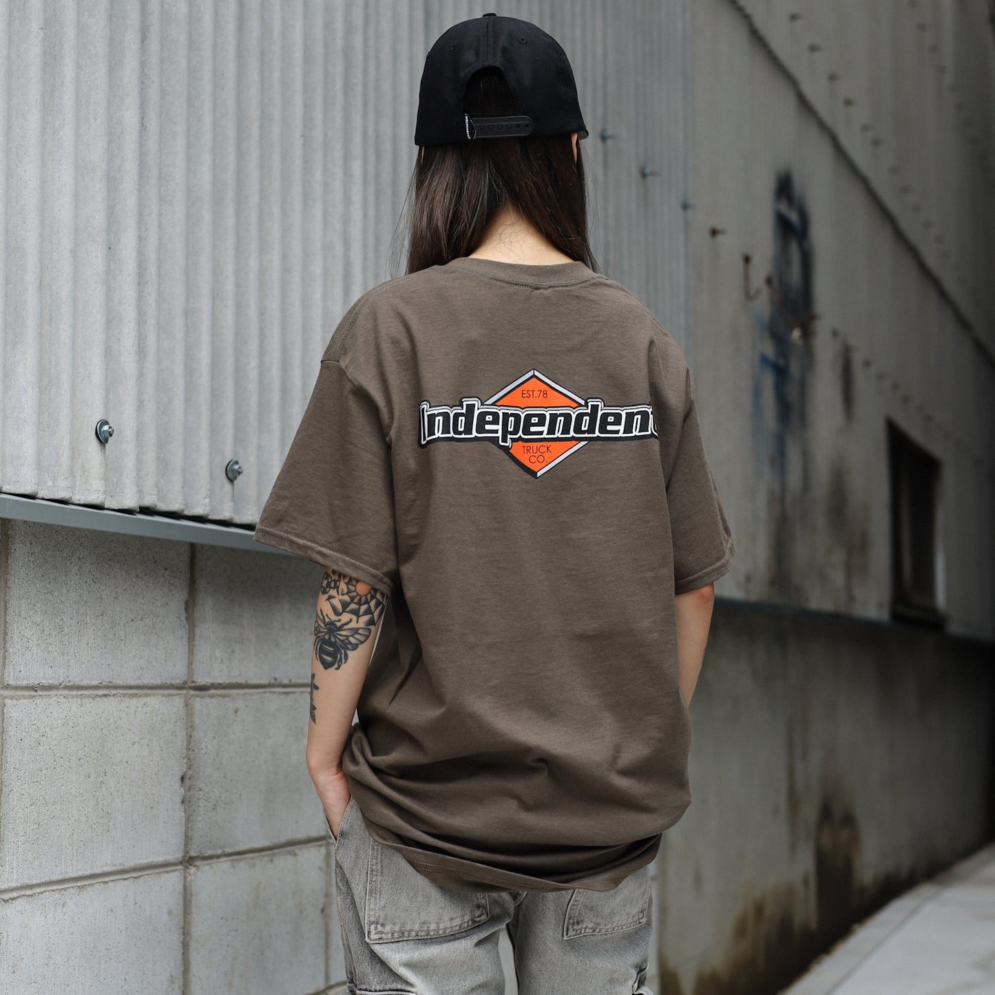 INDEPENDENT / MOJOCHROME S/S TEE (OLIVE)