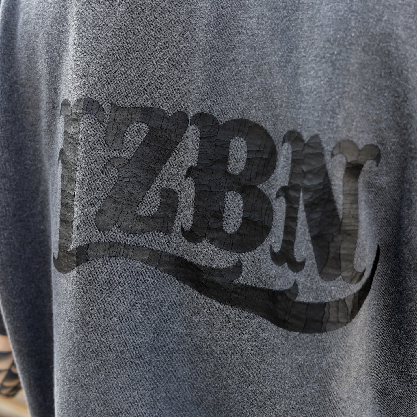 LZBN / WOMENS CRACK LZBN LOGO GARMENT DYED BOXY TEE (PEPPER)