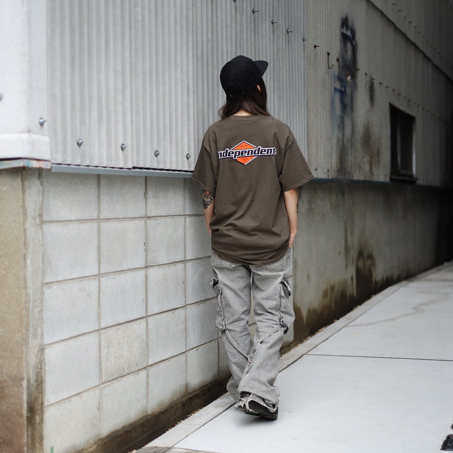 INDEPENDENT / MOJOCHROME S/S TEE (OLIVE)