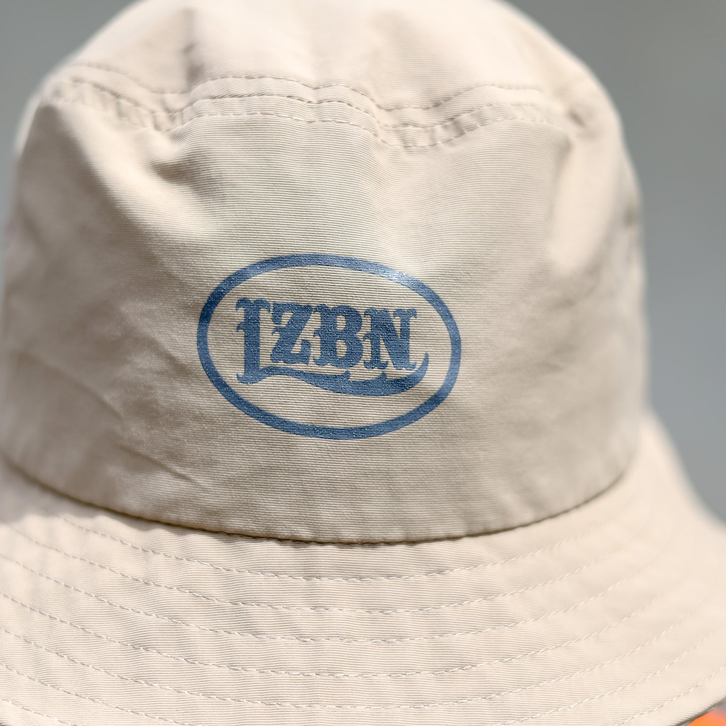 LZBN / OVAL LOGO II NYLON BUCKET HAT (KHAKI)