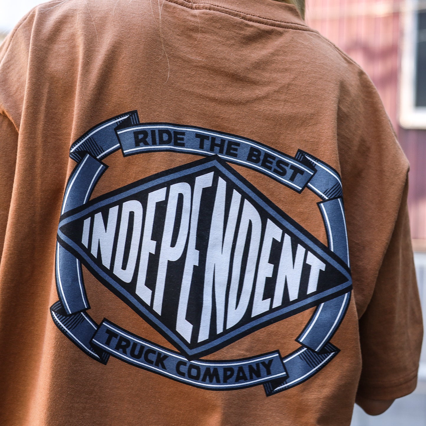 INDEPENDENT / SUMMIT SCROLL S/S TEE (BROWN SUGAR)