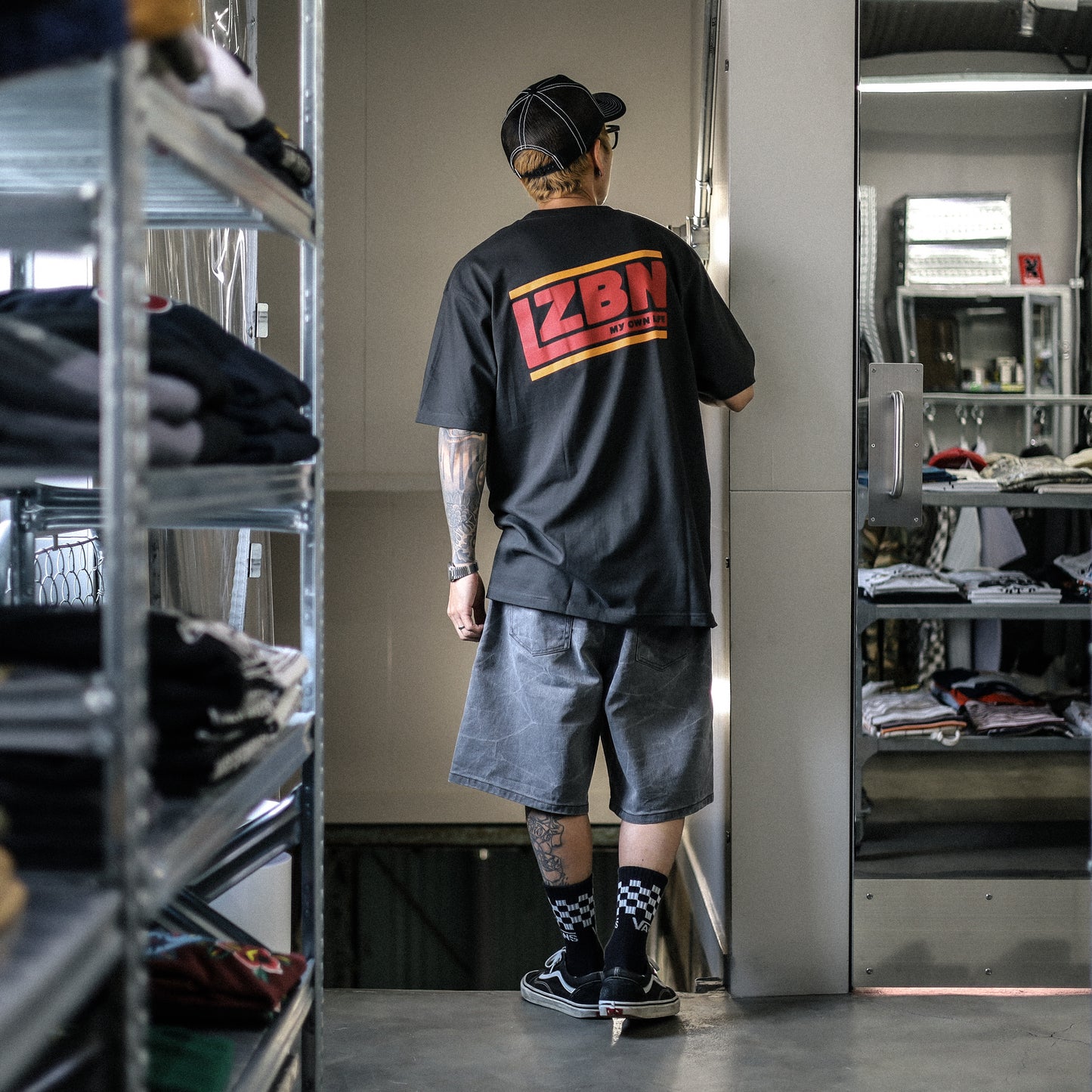 LZBN / SLANT LOGO TEE (SMOKE BLACK)